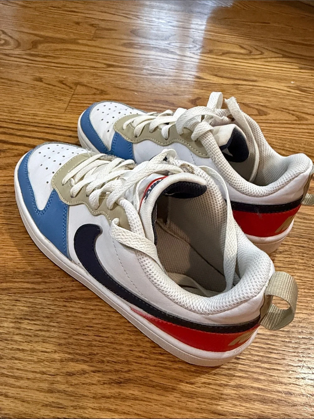Boy’s Nike Sneakers/Shoes. Size 4Y. Good Condition.